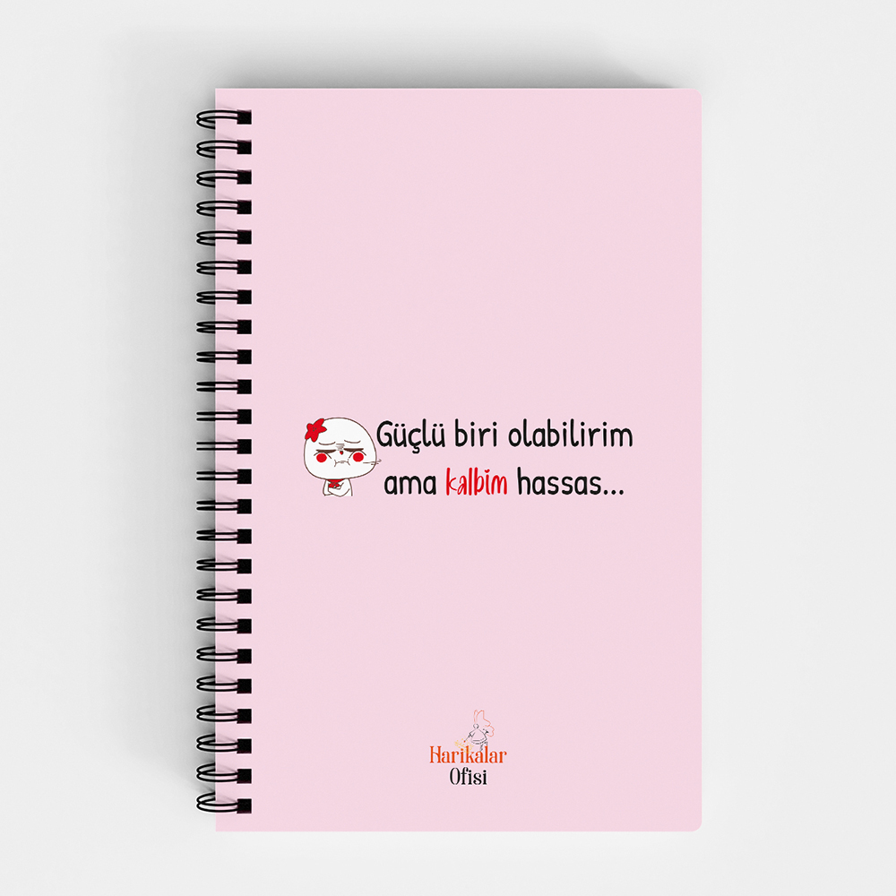 Harikalar Ofisi Güçlü Biri Olabilirim Ama Kalbim Hassas Temalı 14*19 Çizgili Defter Harikalar Ofisi Güçlü Biri Olabilirim Ama Kalbim Hassas Temalı 14*19 Çizgili Defter