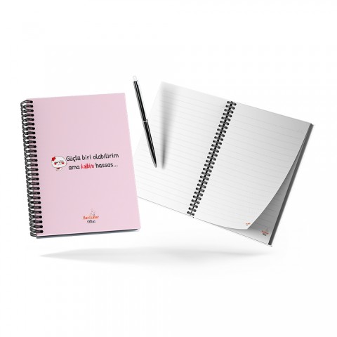 Harikalar Ofisi Güçlü Biri Olabilirim Ama Kalbim Hassas Temalı 14*19 Çizgili Defter Harikalar Ofisi Güçlü Biri Olabilirim Ama Kalbim Hassas Temalı 14*19 Çizgili Defter